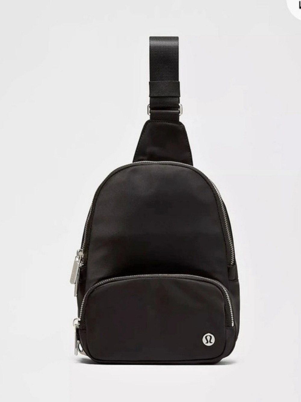 BNWT-Lululemon Everywhere Sling Bag 4.2L